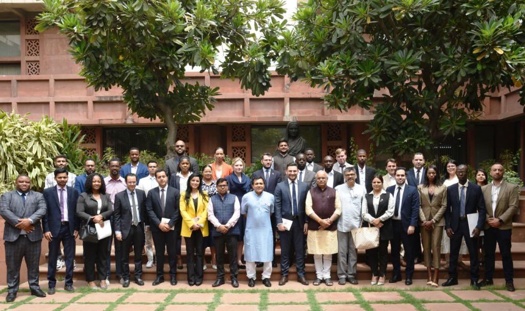 माननीय अध्यक्ष, ICCR, डॉ. विनय सहस्रबुद्धे ने नई दिल्ली में भारत की संसद में ICCR के 10वें बैच के जेन नेक्स्ट डेमोक्रेसी नेटवर्क प्रोग्राम के 9 देशों के 28 युवा नेताओं के साथ बातचीत की