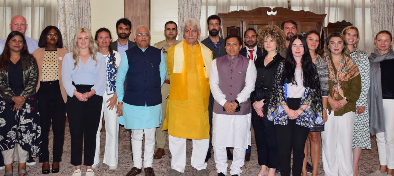 President, ICCR, Dr. Vinay Sahasrabuddhe along with 19 delegates from 9 countries, who are visiting India under the 11th batch of ICCR's GenNext Democracy Network Programme met Hon'ble Lieutenant Governor of Jammu & Kashmir, Shri Manoj Sinha at Raj Bhawan, Srinagar.