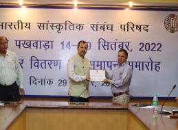 श्री कुमार तुहिन, महानिदेशक 29 सितंबर 2022 को हिंदी पखवाड़े के दौरान आयोजित प्रतियोगिताओं के सफल प्रतिभागियों को प्रमाण पत्र प्रदान करते हुए । 