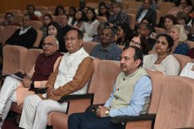 माननीय विदेश और शिक्षा राज्य मंत्री डॉ. राजकुमार रंजन सिंह और माननीय अध्यक्ष, आईसीसीआर, डॉ. विनय सहस्रबुद्धे ने भारत-किर्गिज़ गणराज्य राजनयिक संबंधों की 30वीं वर्षगांठ मनाने के लिए आईसीसीआर में एक सांस्कृतिक संध्या की शोभा बढ़ाई। इस अवसर पर किर्गिज़ गणराज्य के नृवंशविज्ञान एनसेंबल 'कंबरकन' और स्टेट डांस एनसेंबल 'अक मराल' ने प्रदर्शन किया।