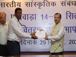 श्री कुमार तुहिन, अनुमान लगाते हैं 29 सितंबर 2022 को हिंदी पखवाड़े के दौरान आयोजित प्रतियोगिताओं के सफल प्रमाण को प्रमाण पत्र प्रदान करते हुए।