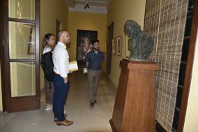 प्रो. क्रिस्टियन एस्कोबार ने अपनी पत्नी के साथ राष्ट्रीय आधुनिक कला संग्रहालय का दौरा किया
