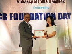 महामहिम द्वारा प्रतिभा संगम प्रतियोगिता के प्राप्तकर्ता को प्रमाण पत्र का सम्मान। ICCR स्थापना दिवस 2023 के समारोह में थाईलैंड में भारत के राजदूत श्री नागेश सिंह