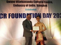 प्रतिभा संगम प्रतियोगिता के प्राप्तकर्ताओं को एच.ई. द्वारा प्रमाणपत्रों का अभिनंदन ICCR स्थापना दिवस 2023 के समारोह में थाईलैंड में भारत के राजदूत श्री नागेश सिंह