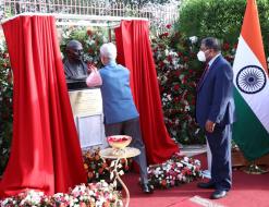 माननीय विदेश मंत्री डॉ. एस जयशंकर ने कुवैत की अपनी यात्रा के दौरान 'इंडिया हाउस' में आईसीसीआर द्वारा उपहार में दी गई महात्मा गांधी की प्रतिमा का अनावरण किया