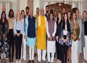 आईसीसीआर के अध्यक्ष डॉ. विनय सहस्रबुद्धे ने 9 देशों के 19 प्रतिनिधियों के साथ, जो आईसीसीआर के जेन नेक्स्ट डेमोक्रेसी नेटवर्क प्रोग्राम के 11वें बैच के तहत भारत का दौरा कर रहे हैं, जम्मू-कश्मीर के माननीय उपराज्यपाल श्री मनोज सिन्हा से राज भवन में मुलाकात